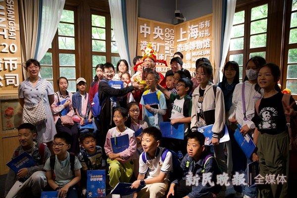穿上红马甲变身“小小金融家” 30位上海小学生体验金融从业者日常