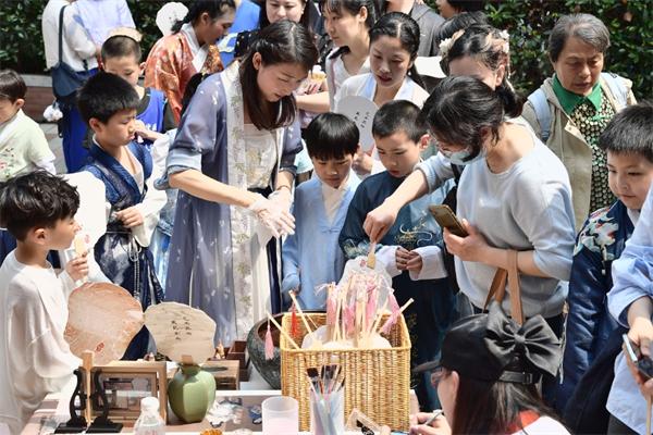 学国学、献爱心，在静安区少年儿童图书馆度过一个有意义的“六一”