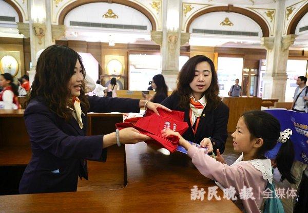 穿上红马甲变身“小小金融家” 30位上海小学生体验金融从业者日常
