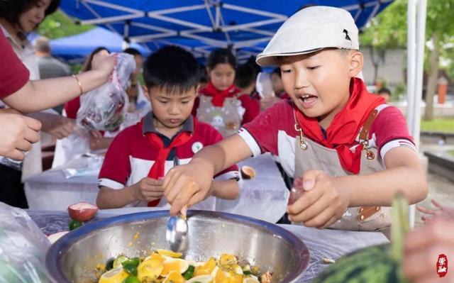 这所学校的崇明娃，为啥个个都是“小厨神”？