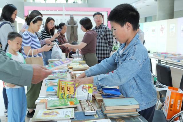 浦图与小朱书店举办爱心图书漂流活动