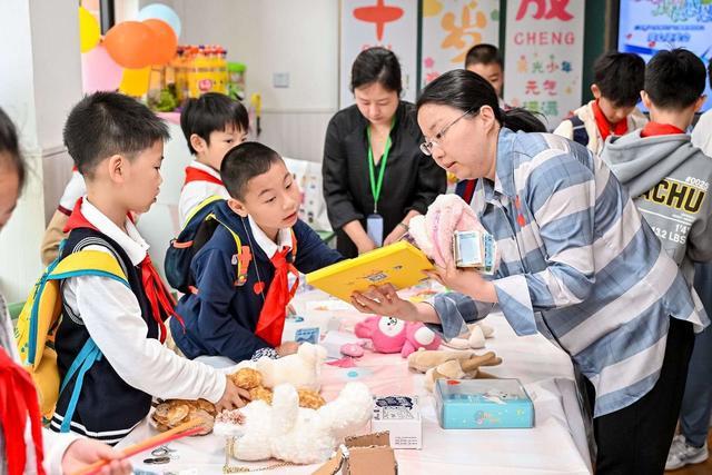 今年的六一礼物是，为云南贫困地区学校援建一间电脑教室！