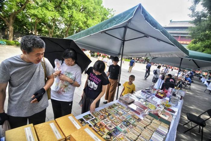 东城“旧书新知”开儿童节专场，50余个旧书摊摆进钟鼓楼广场