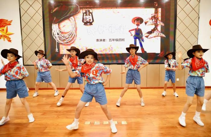 西安市曲江第十三小学举行庆六一文艺汇演活动暨入队仪式