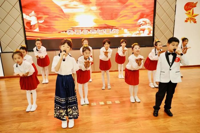 西安市曲江第十三小学举行庆六一文艺汇演活动暨入队仪式