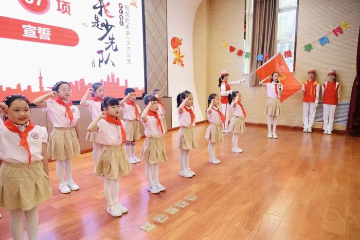 西安市曲江第十三小学举行庆六一文艺汇演活动暨入队仪式