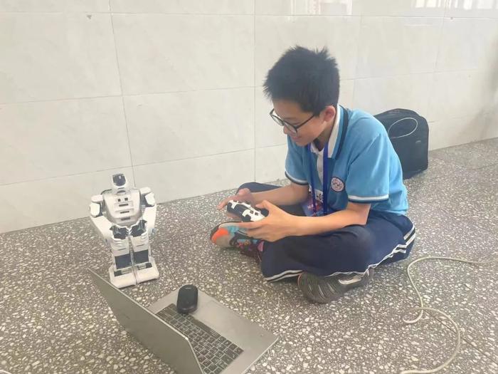 西安高级中学机器人社团参加西安市第二十四届学生信息素养提升实践活动获得优异成绩