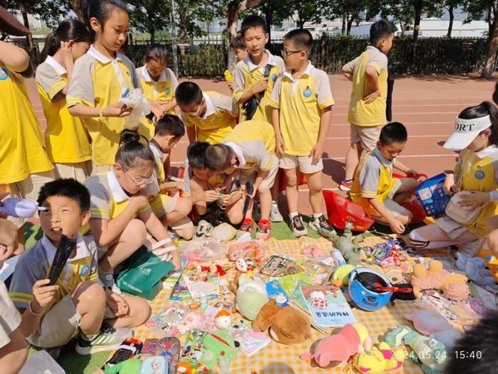 “童趣闹市 “摊”玩个够” ——西安经开第十三小学开展跳蚤市场活动