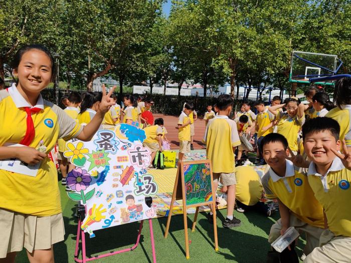 “童趣闹市 “摊”玩个够” ——西安经开第十三小学开展跳蚤市场活动