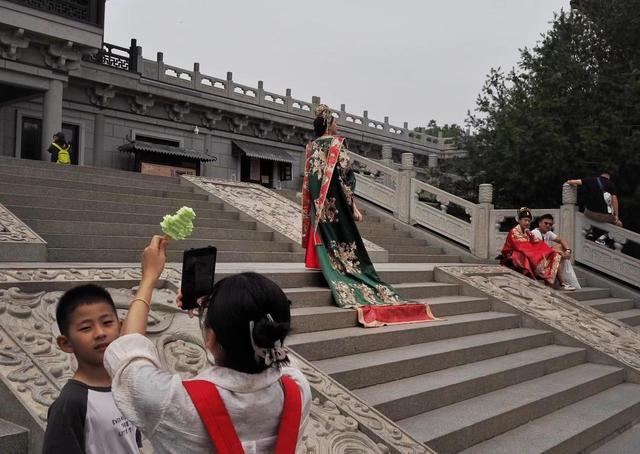 大明湖畔曲水亭街，老城新景似繁花