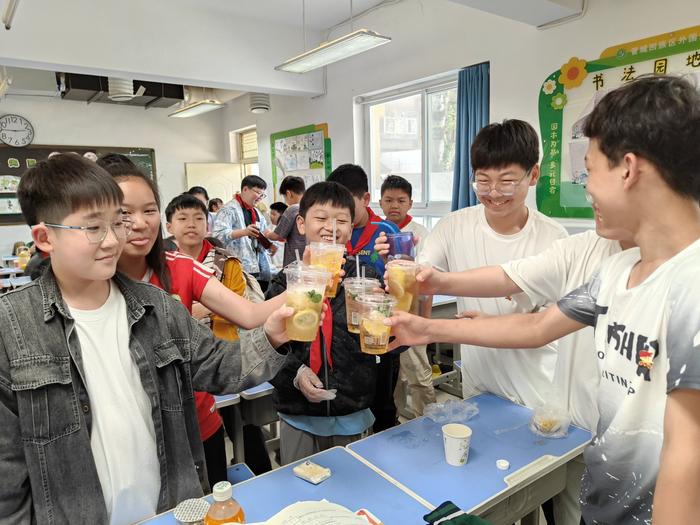 自制薄荷茶 清凉好味道——郑州市管城回族区外国语小学开展劳动实践活动