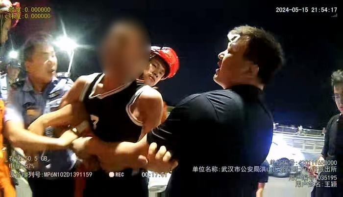 眼神示意后，“全国青年摔跤冠军”民警扑了上去！