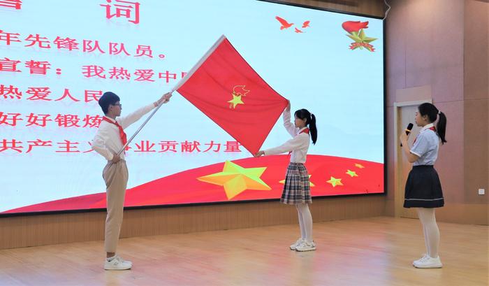 心向红领巾 逐梦新启航——管城区外国语牧歌小学举行新队员入队仪式暨“六一”儿童节展演活动