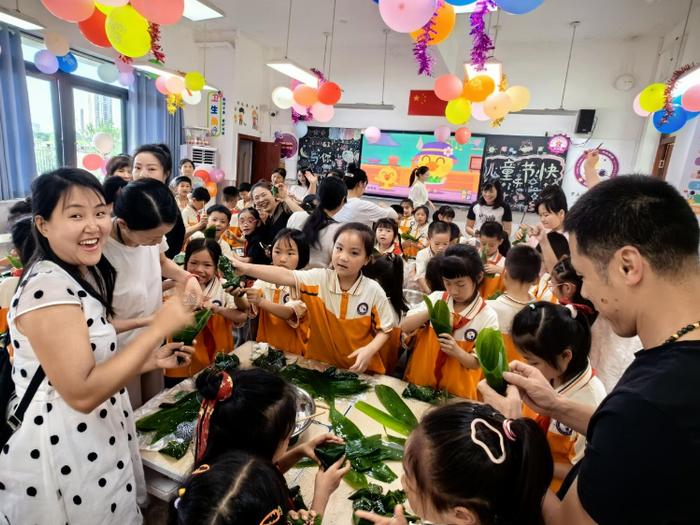 当“中国红”遇上“南开紫”，重庆科学城南开小学举行庆祝“六一”专题活动