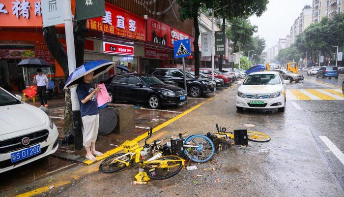 未来三天暴雨侵袭两广，部分区域停课、车辆被淹、路面塌方