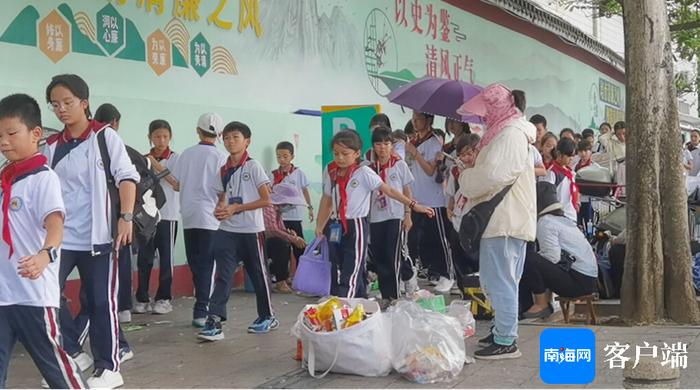 海口海瑞学校前非机动车道变“水果蔬菜市场” 过往电动自行车主直叫“堵”