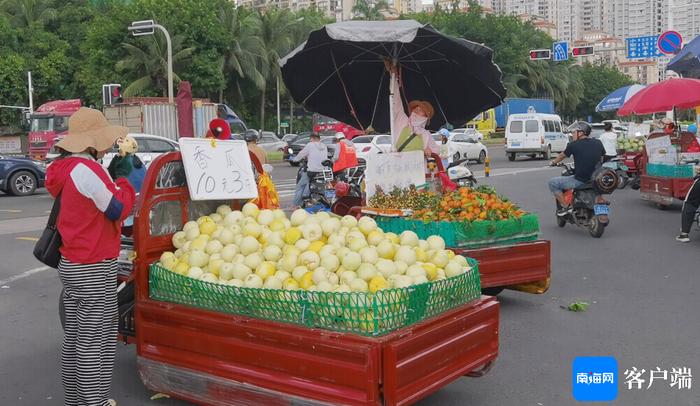 海口海瑞学校前非机动车道变“水果蔬菜市场” 过往电动自行车主直叫“堵”