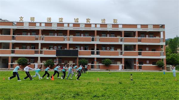 房县土城小学：校园趣味运动会 “留守儿童”乐翻天