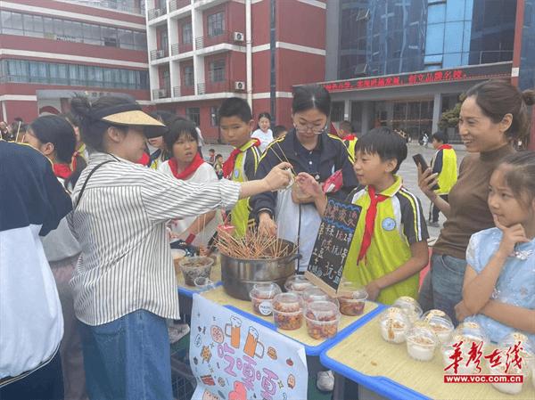 小生意 大善举  株洲市天鹅湖学校开展爱心义卖活动