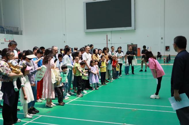 阳光下成长 快乐中飞翔｜贵州财经大学举办庆祝“六·一”亲子活动