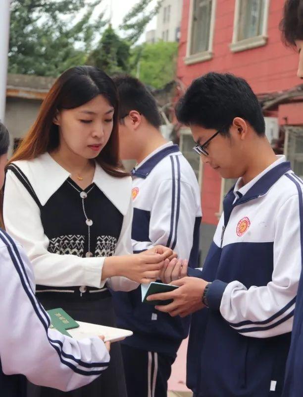 西安东方职业高级中学举行2024年新团员入团仪式