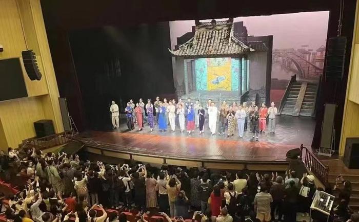 上海白玉兰戏剧奖获奖演员剧目展演落幕，观众连夜往返“追星”