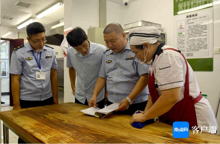 护航高考 海口市场监管局高新分局把牢食品和特设“安全关”