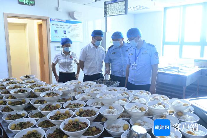 护航高考 海口市场监管局高新分局把牢食品和特设“安全关”