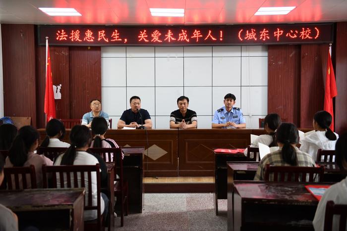 涡阳县法援中心开展“庆六一，援护航”普法教育宣传活动