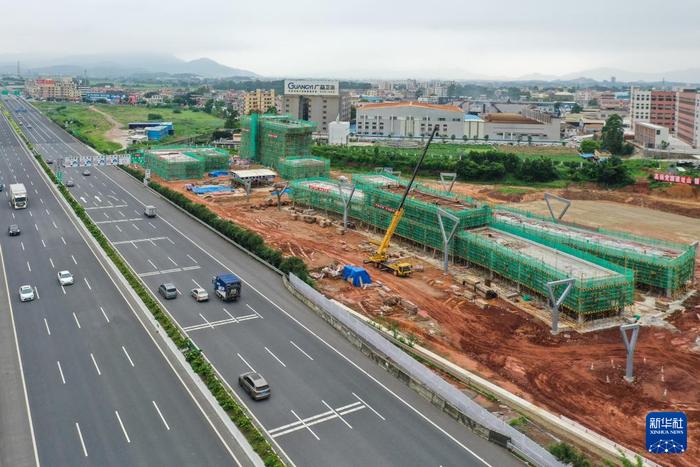广东建高速公路新能源服务区满足群众出行新需求