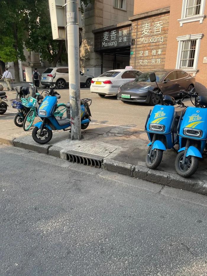 什么情况！上海街头有共享电动车了？网友：占用人行道……真相是→