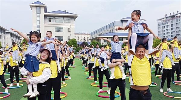 房县金色童年与儿童城幼儿园联合举办庆“六一”亲子运动会