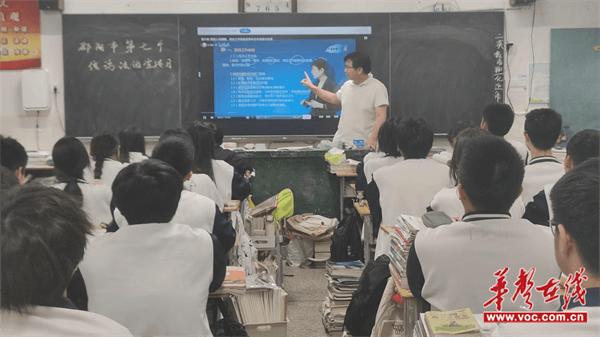 邵阳市第十一中学开展第七个信访法治宣传月活动