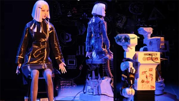 新民艺评丨看见的不仅仅是机器人，还有我们自己——评机器人戏剧《巨物之城》