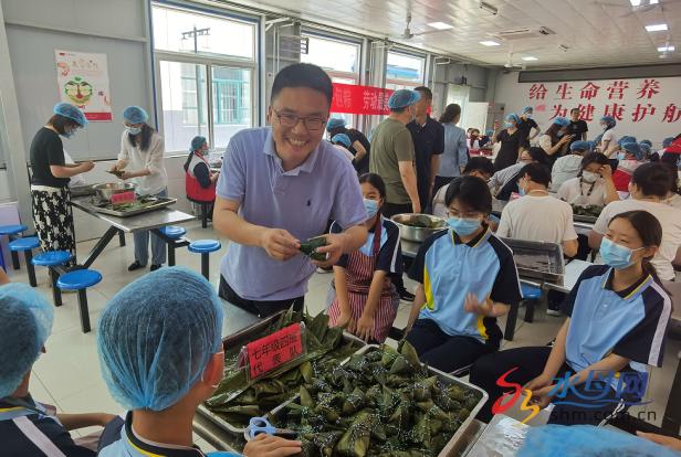 烟台十四中举办劳动技能大赛：巧手包粽 劳动最美