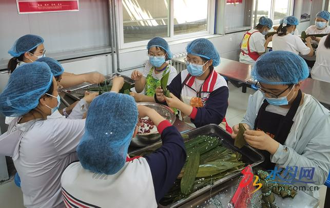 烟台十四中举办劳动技能大赛：巧手包粽 劳动最美