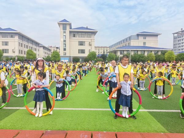 房县金色童年与儿童城幼儿园联合举办庆“六一”亲子运动会