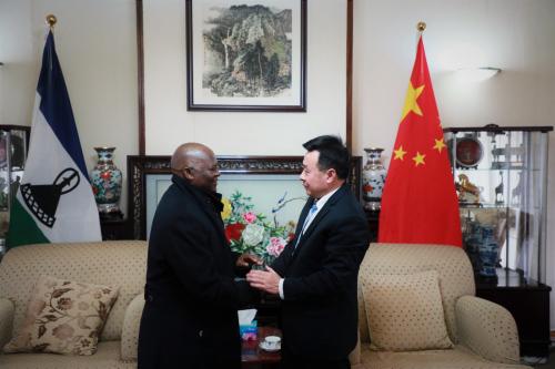 驻莱索托大使雷克中接待到中国使馆与雷克中大使话别的莱议长