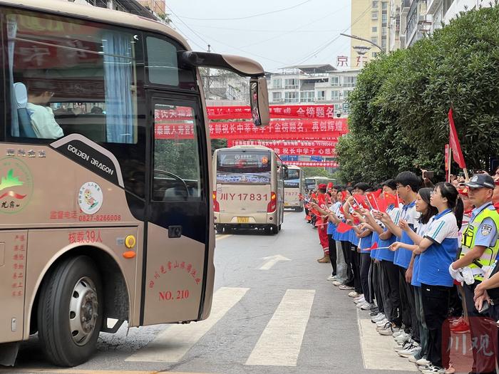 护航中高考丨万人送考！巴中市南江县长赤中学1093名学子奔赴考场