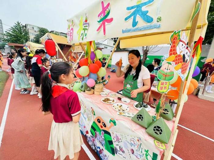 包粽子烤蛋挞做服装，花园小学让学生们在劳动中感受辛勤与收获