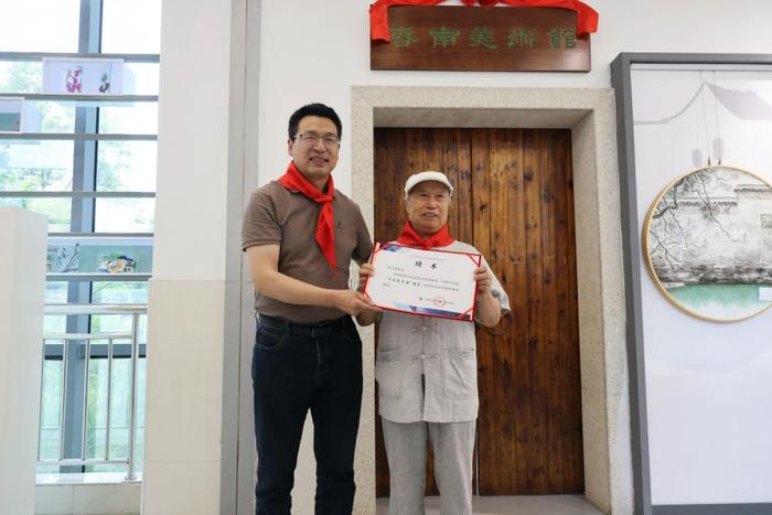 江苏苏州：沧浪新城第一实验小学开设“鉴云讲堂”，著名画家刘士林创作《百花园》