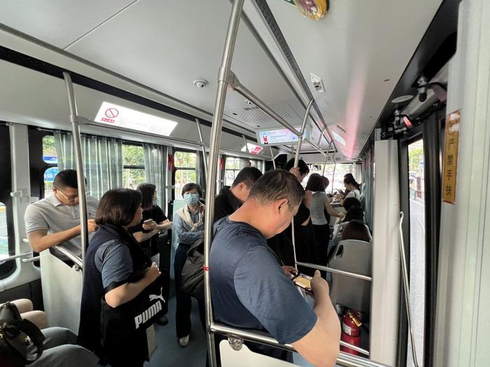 在场 | 上海的新公交车可爱了但小了，“宝宝巴士”乘客们怎么看？