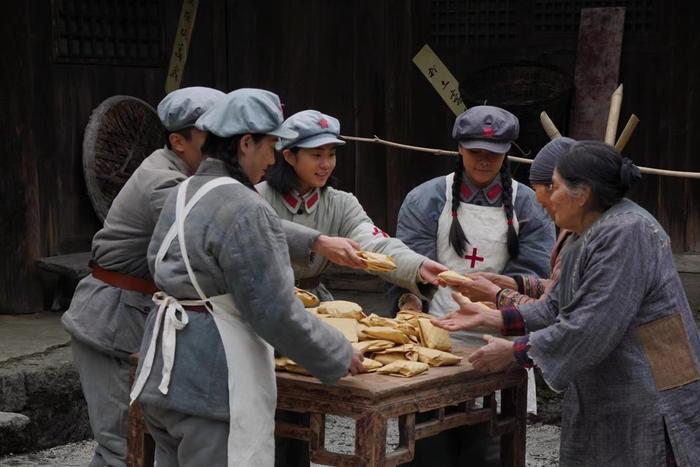 让红色基因代代相传 电影《红城往事》首映式在筑举行