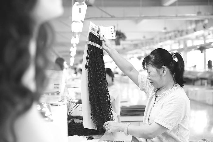 河南省许昌市建有全球最大发制品产业基地 产品销往全球120多个国家和地区