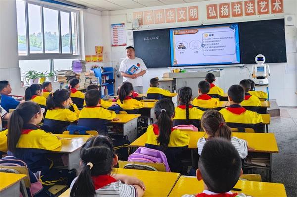 人工智能机器人走进房县青峰镇青峰小学课堂教学