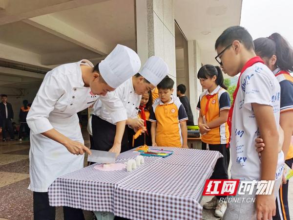 当大学生成了“小老师” 小学生秒变“大厨”