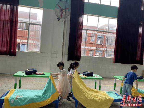 洪江市龙标幼儿园开展“自理小能手 快乐显身手”自理能力比赛