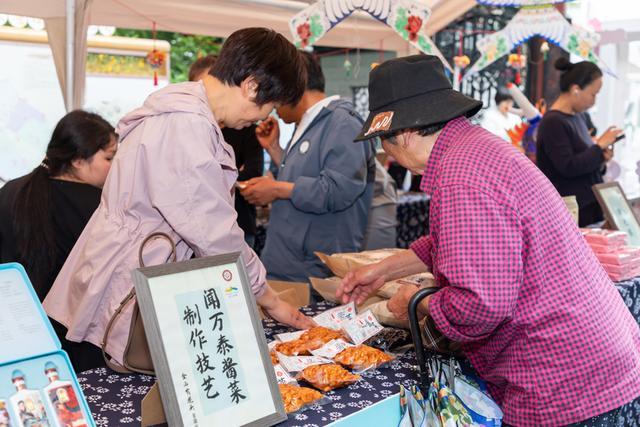 米糕、酱菜、黄酒、点茶……到沪郊张堰镇骑游，沉浸式体验各种非遗项目魅力