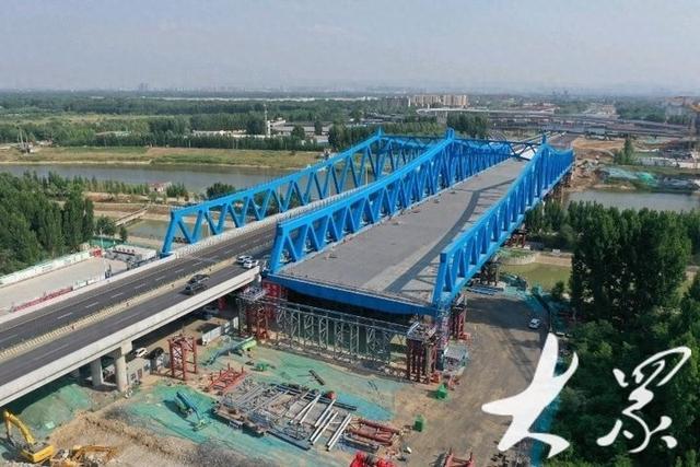 济南东绕城高速小清河主桥完成顶推施工