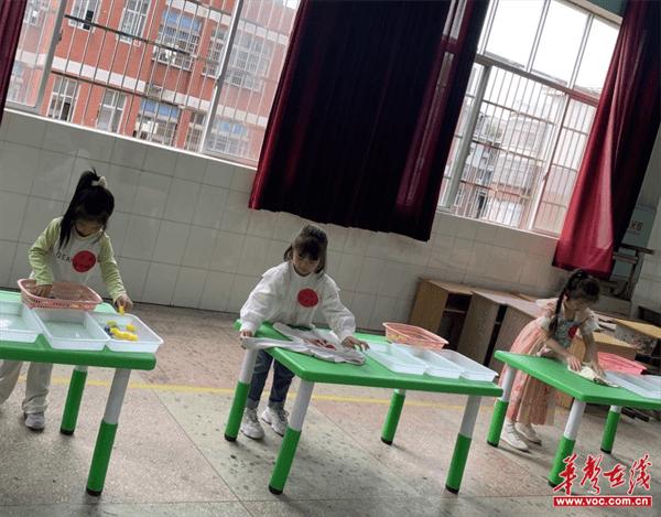洪江市龙标幼儿园开展“自理小能手 快乐显身手”自理能力比赛